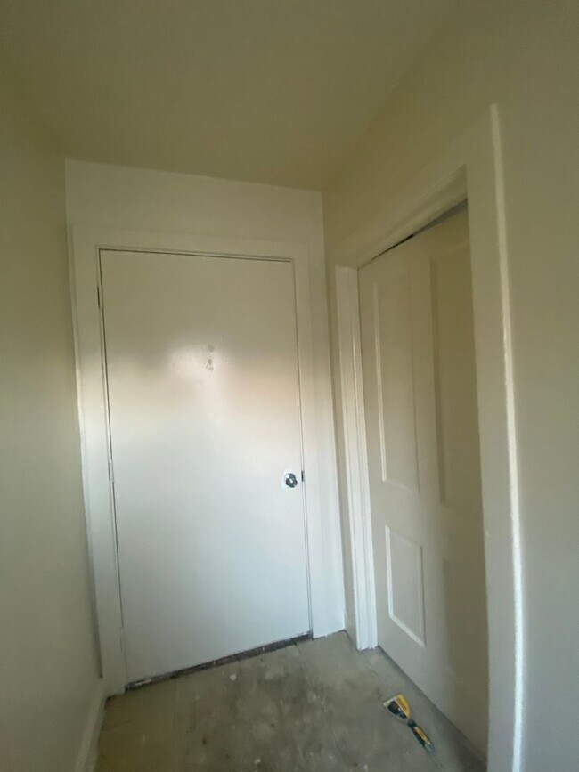 Foto del edificio - 2nd fooor walk-up duplex in historic house...