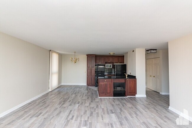 Building Photo - Beautiful 1 Bedroom Condo with Private Bal...