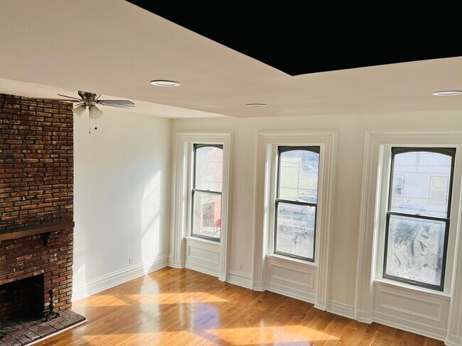 Building Photo - 922 Western Ave