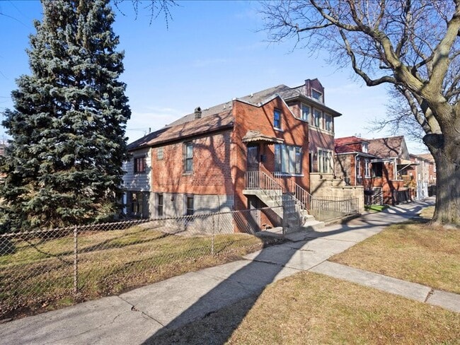 Set on a double lot with a massive, dog friendly, fenced yard! - 3214 S Throop St