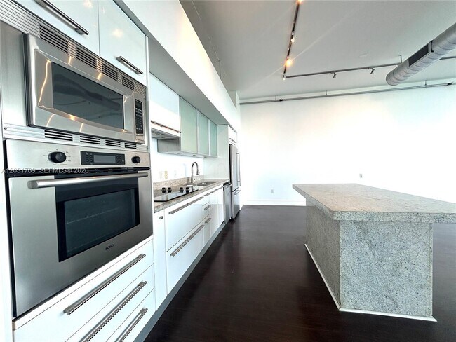Foto del edificio - 7934 West Dr