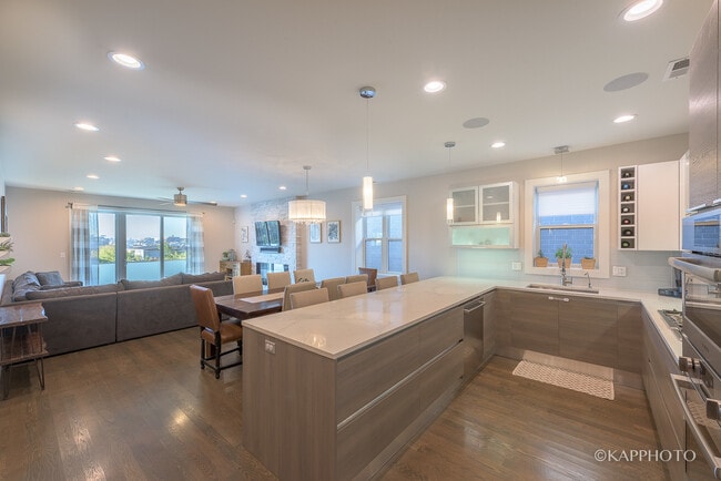 Building Photo - 1146 W Hubbard St