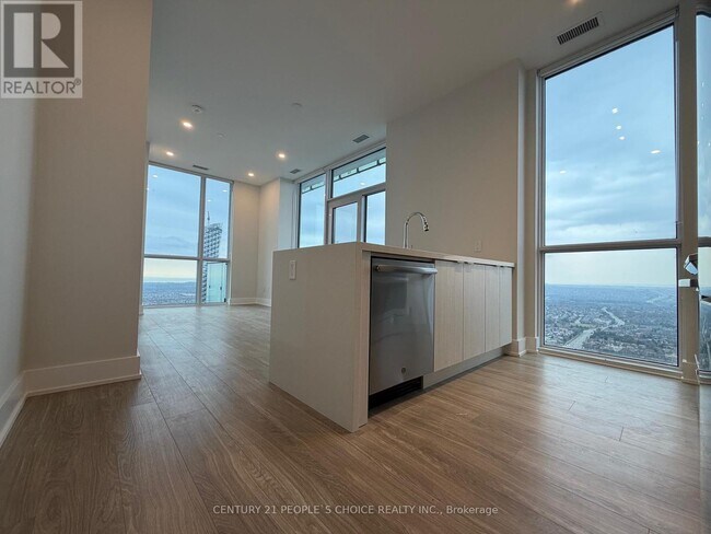 Photo du bâtiment - 430 Square One Dr