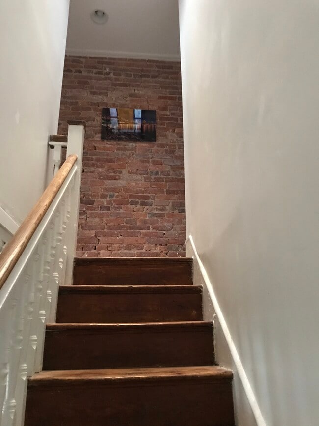 Escaleras al segundo piso - 3626 10th St NW
