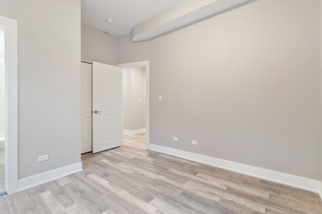 Foto del edificio - Beautiful, Rehabbed 2b/2b, Ukrainian Village, Avail 6/15!