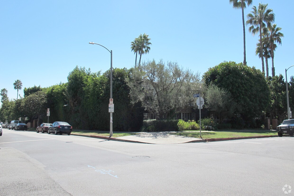 Edificio - 1560 N Laurel Ave