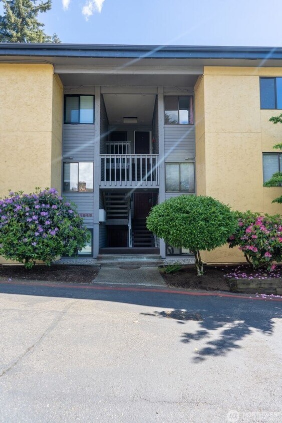 Foto principal - 2Bd/1.75Ba Kirkland Condo