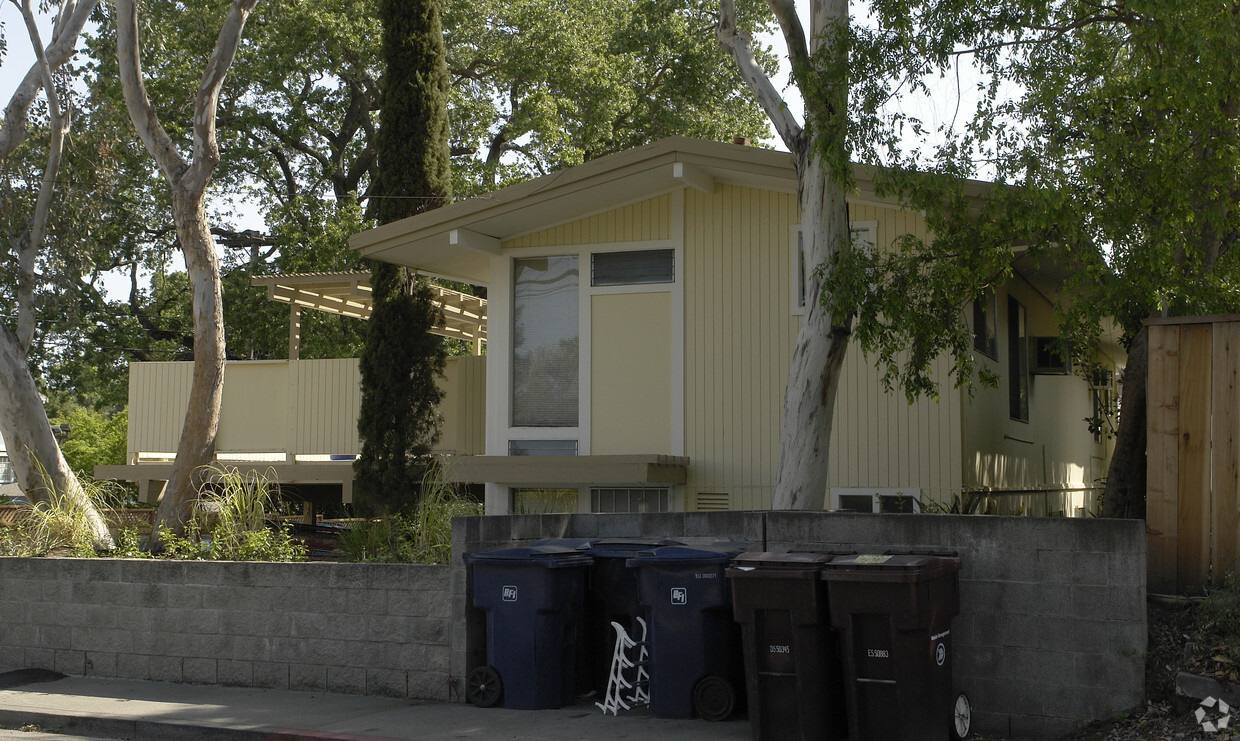 Building Photo - Pine Oak Apartments