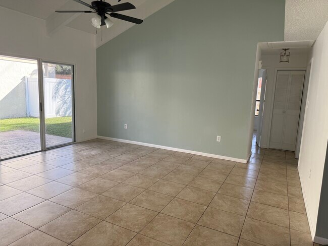 Foto del edificio - 467 Willow Tree Dr