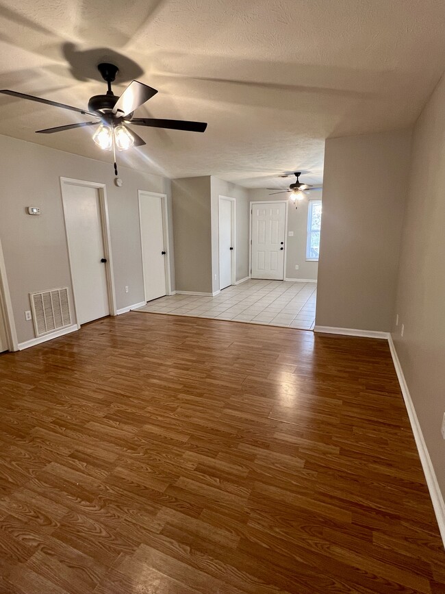 Building Photo - 1402 Hicks Rd