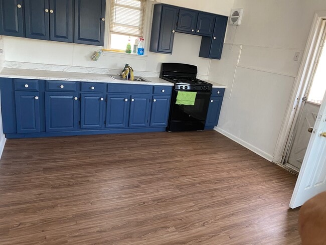 Kitchen - 4844 Bingham St