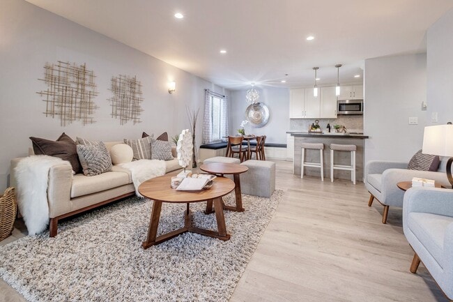 Advent - Low Deposit W/ Laundry & Parking! - Advent - Low Deposit W/ Laundry & Parking! House