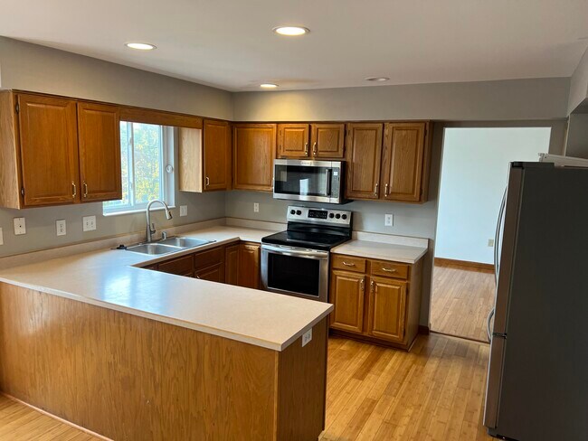Building Photo - 677 Oakridge Dr