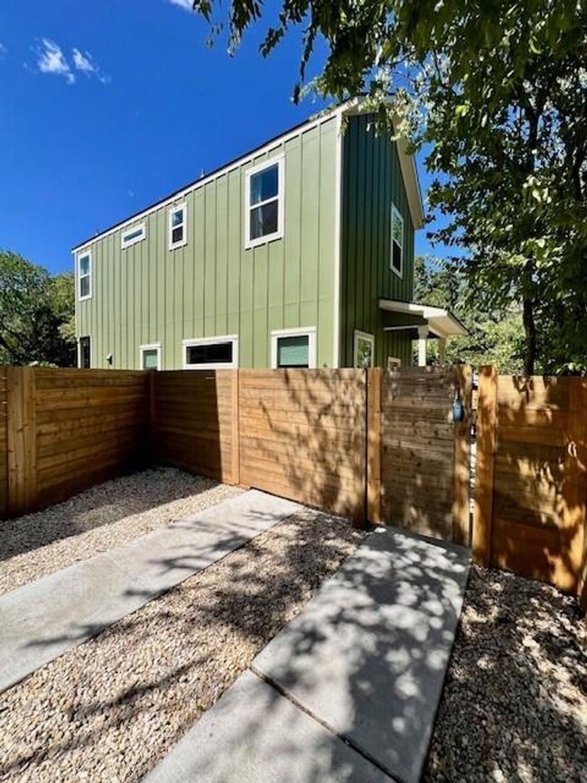 Building Photo - Heart of the City! 2 bedrooms, 2.5 bathroo...