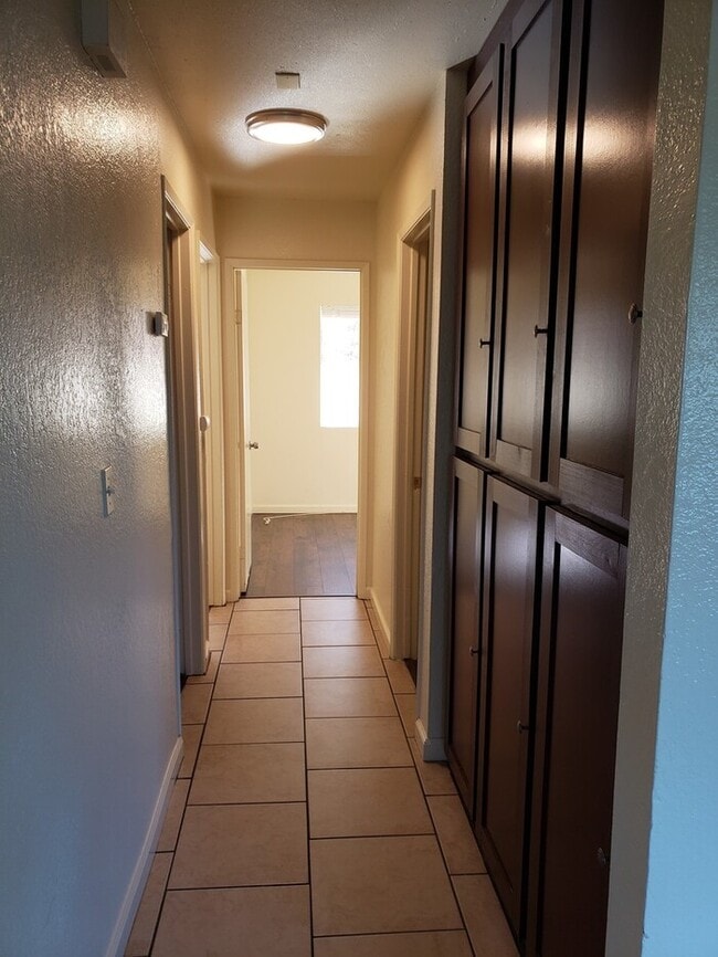 Building Photo - SPACIOUS/AFFORDABLE 3BR/2BA Apartment