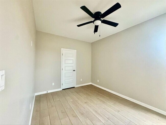 Foto del edificio - 913 E 13th St