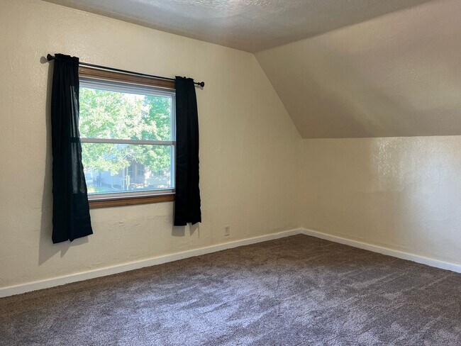 Building Photo - 811 S Summit Ave