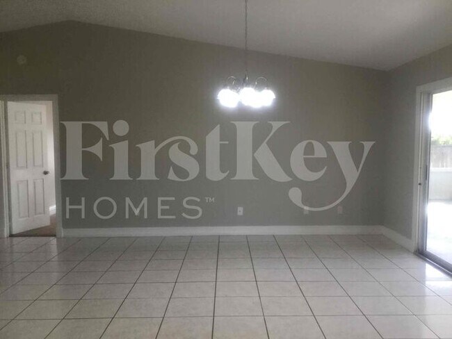 Foto del edificio - 1744 SE Berkshire Blvd