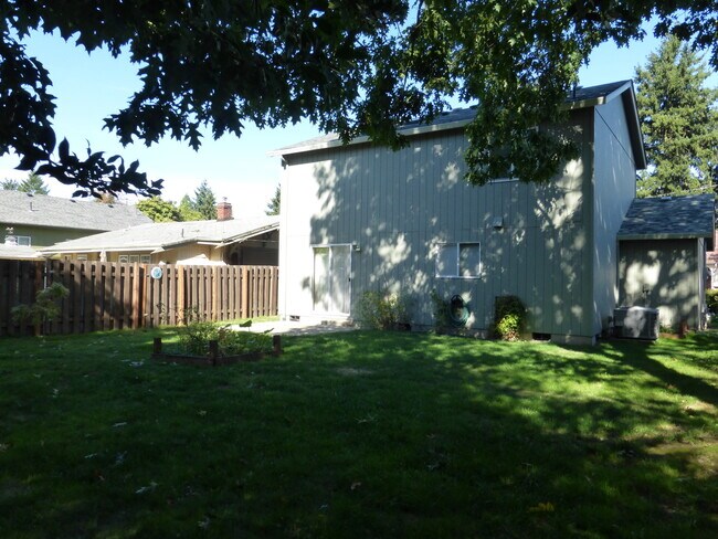 Building Photo - Great Home in SE Portland for Lease !! Pet...
