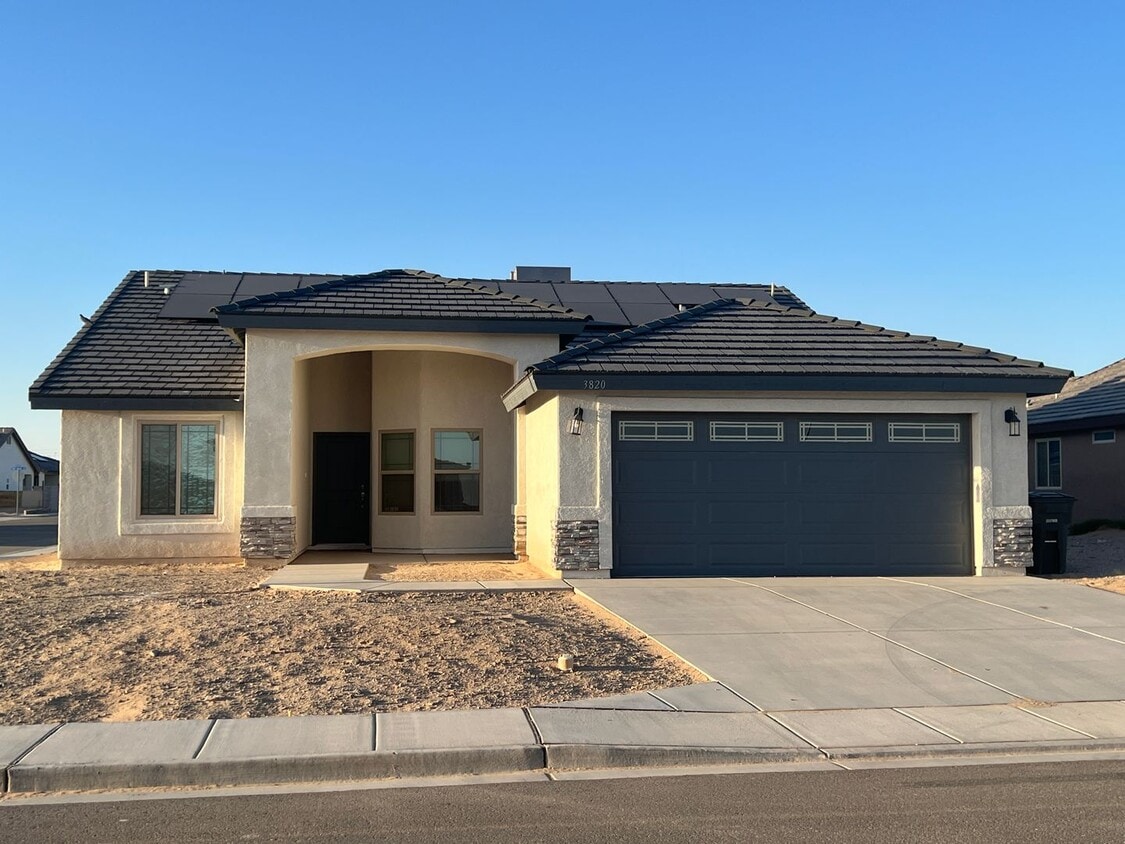 Primary Photo - Large Corner Lot home with 3 full size bed...