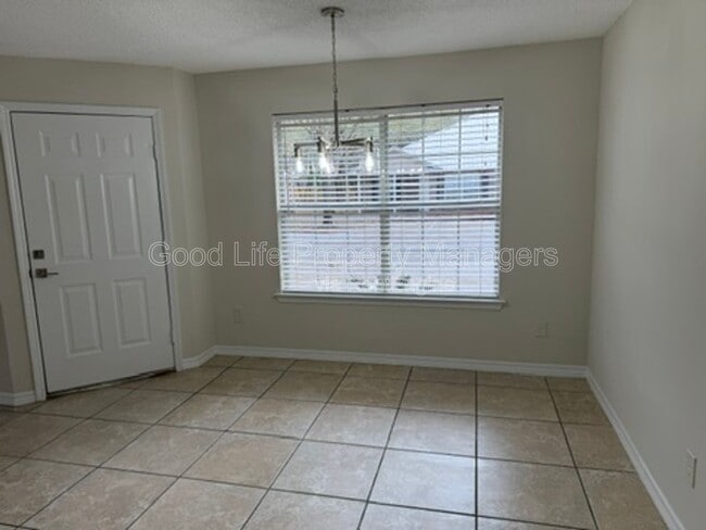 Foto del edificio - 9980 Bowman Ave