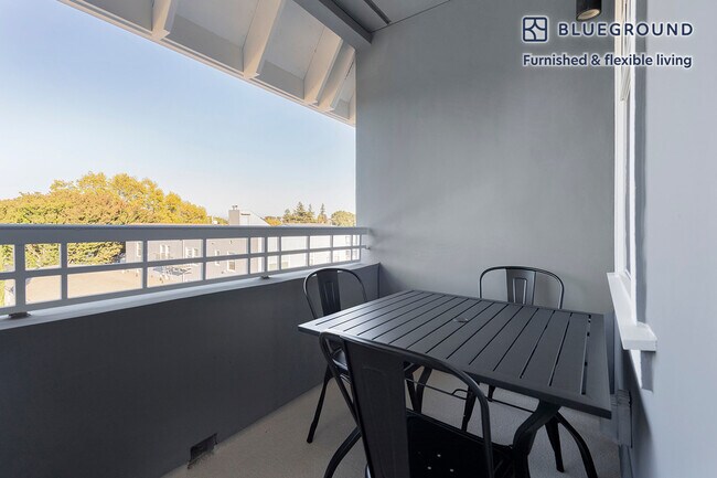Foto del edificio - 920 Bayswater Ave