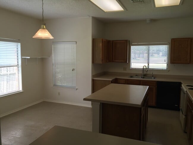 Foto del edificio - NICE 3 BEDROOM LOCATED ON A LARGE CORNER LOT*COUNTRY KITCHEN WITH ISLAND*LARGE MASTER BR DOWN W/ ...