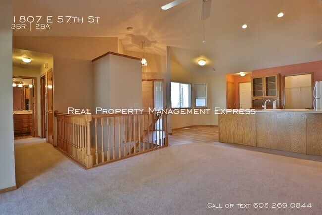 Building Photo - 3 Bed 2 Bath Townhome with Fenced Yard