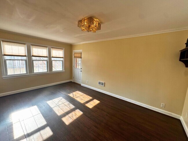 Foto del edificio - Beautiful and Spacious 4BD 2BA Single-Family Home in Arlington Heights