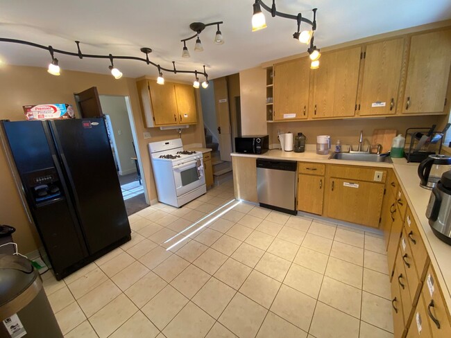 Photo - Charming 5 Bed 2 Bath House in Carnegie!