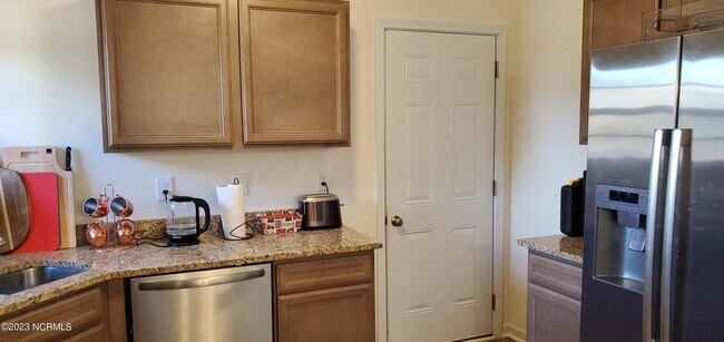 Foto del edificio - 230 Hickory Shores Dr