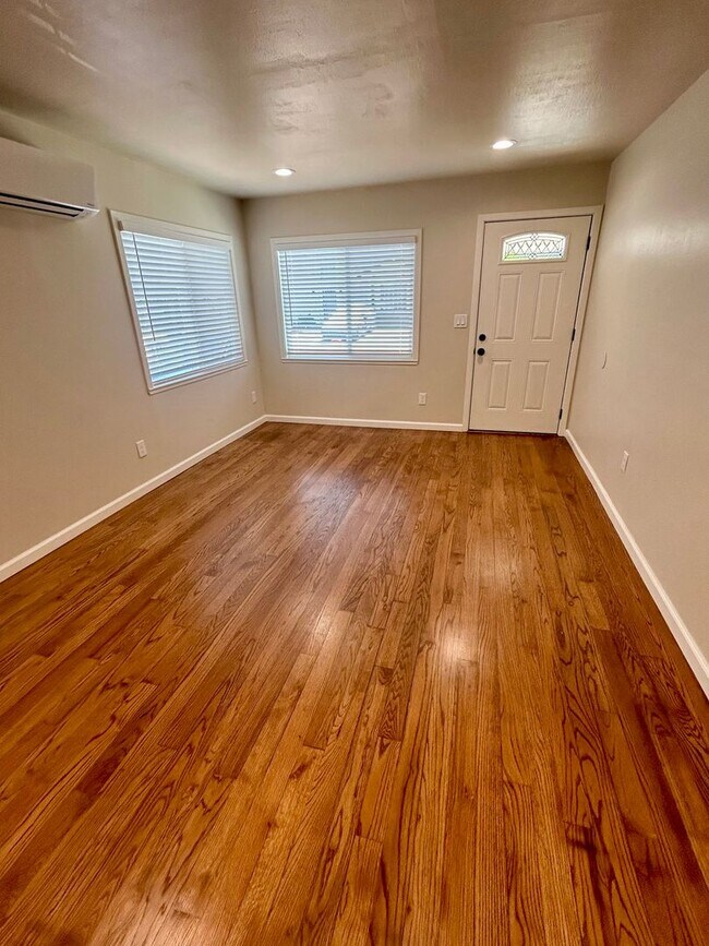 Building Photo - Completely Updated Huntwood area House!
