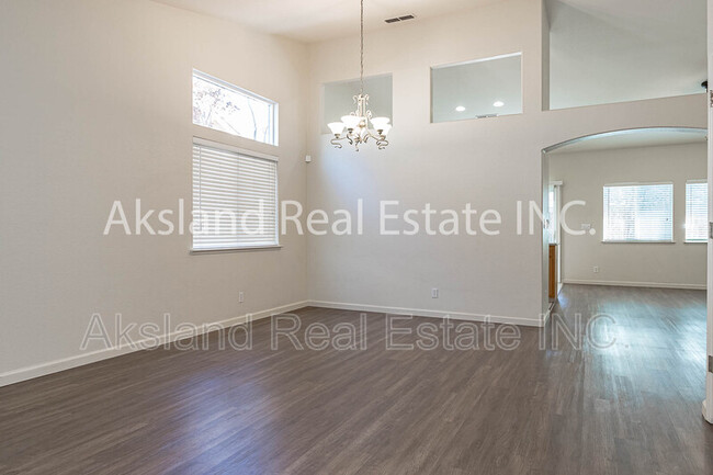 Building Photo - 716 Bobcat Ln