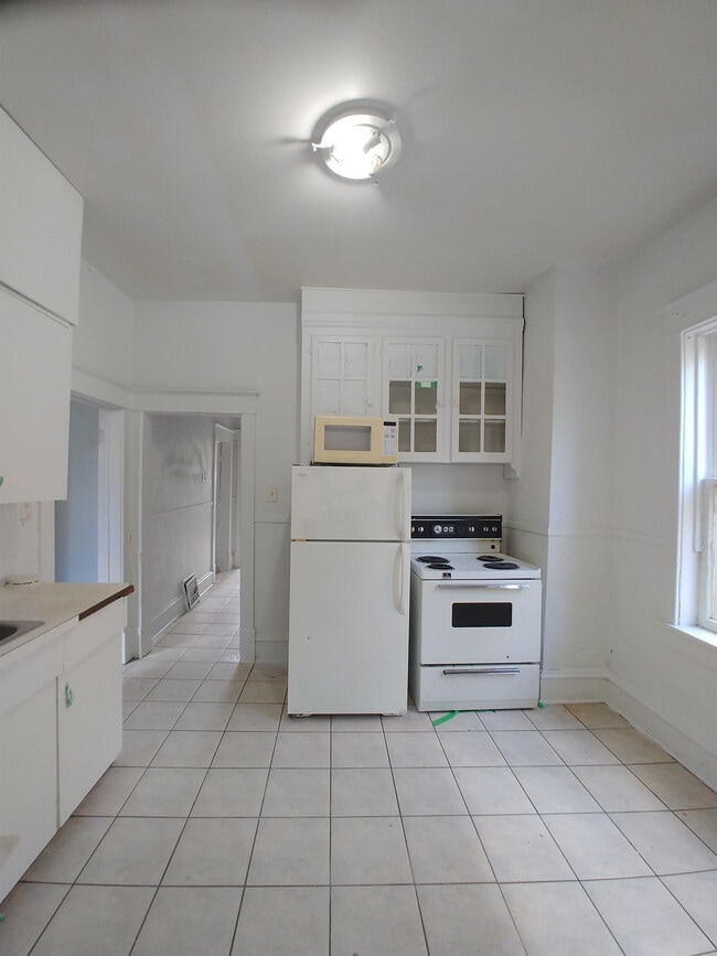 Building Photo - 558 College Ave