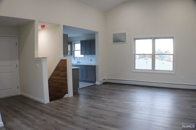 Building Photo - 162 Rothwell Ave
