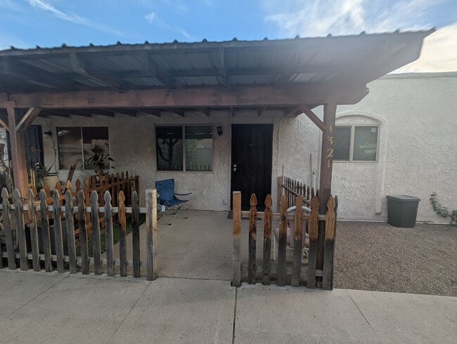 Building Photo - 4 Plex - 2 Bedroom Unit and 1 Bath for Rent.