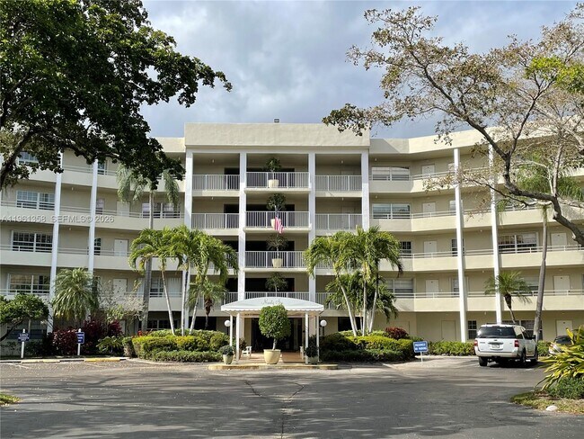 Foto del edificio - 805 Cypress Blvd