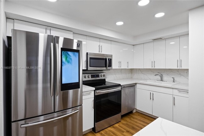 Building Photo - 1440 Brickell Bay Dr
