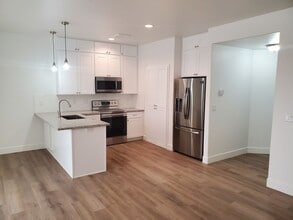 Building Photo - 450 S 3rd W