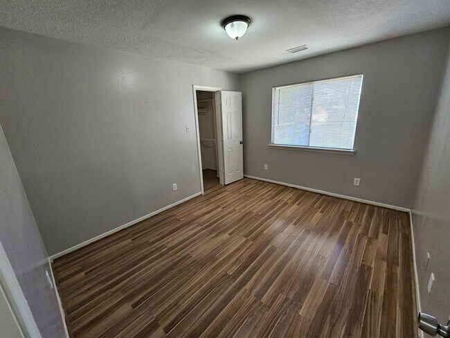 Foto del edificio - 3706 Nutwood Ln
