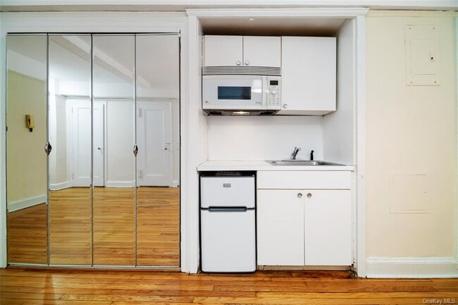 Building Photo - 325 E 41st St