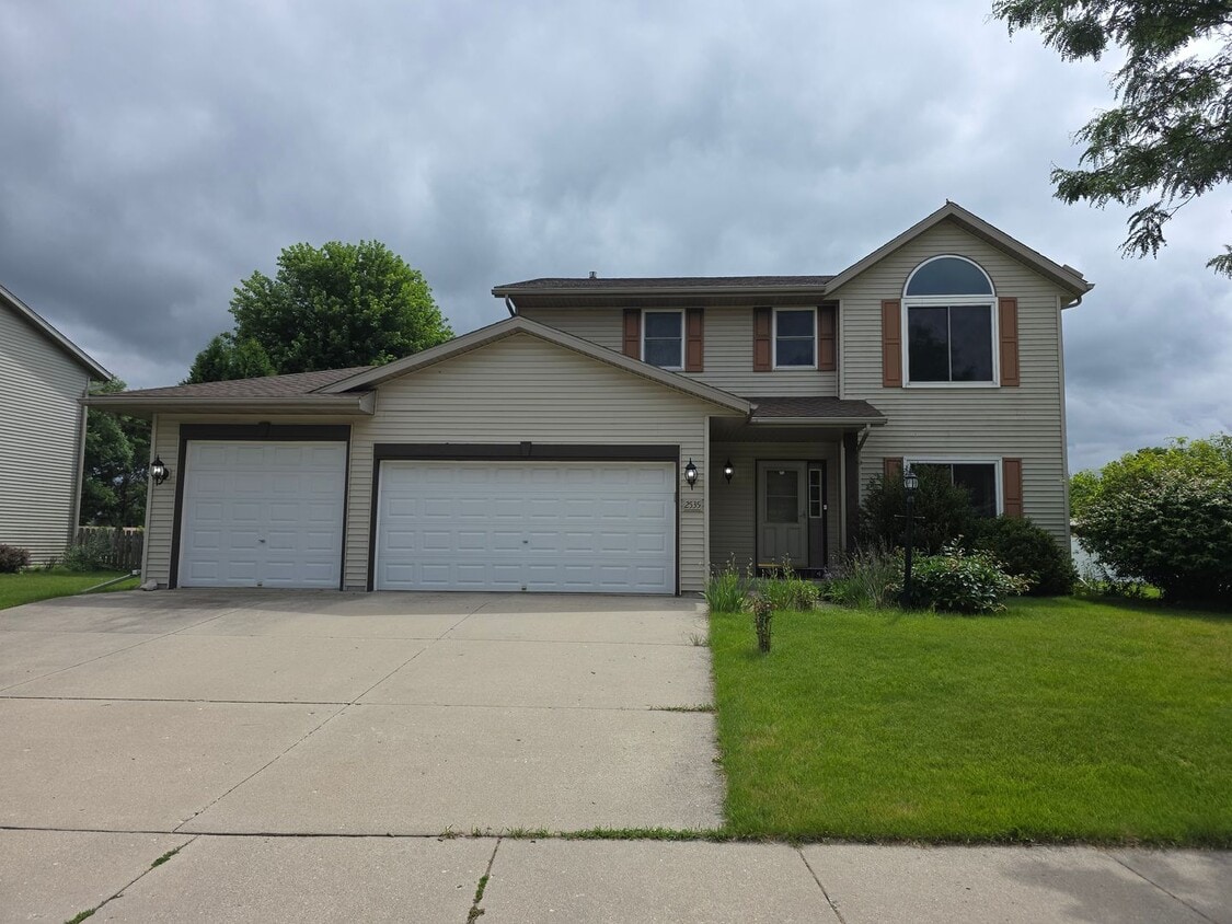 Primary Photo - Waukesha 3 bedroom home