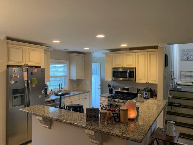 Building Photo - 916 Lilac Ln