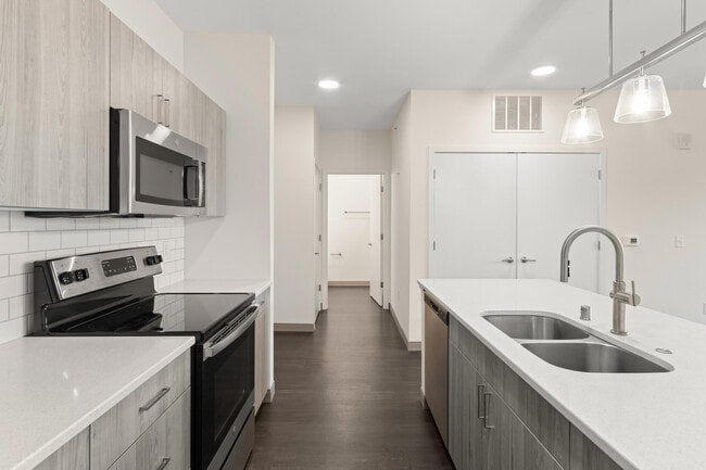 Building Photo - 2420 E Capitol Dr