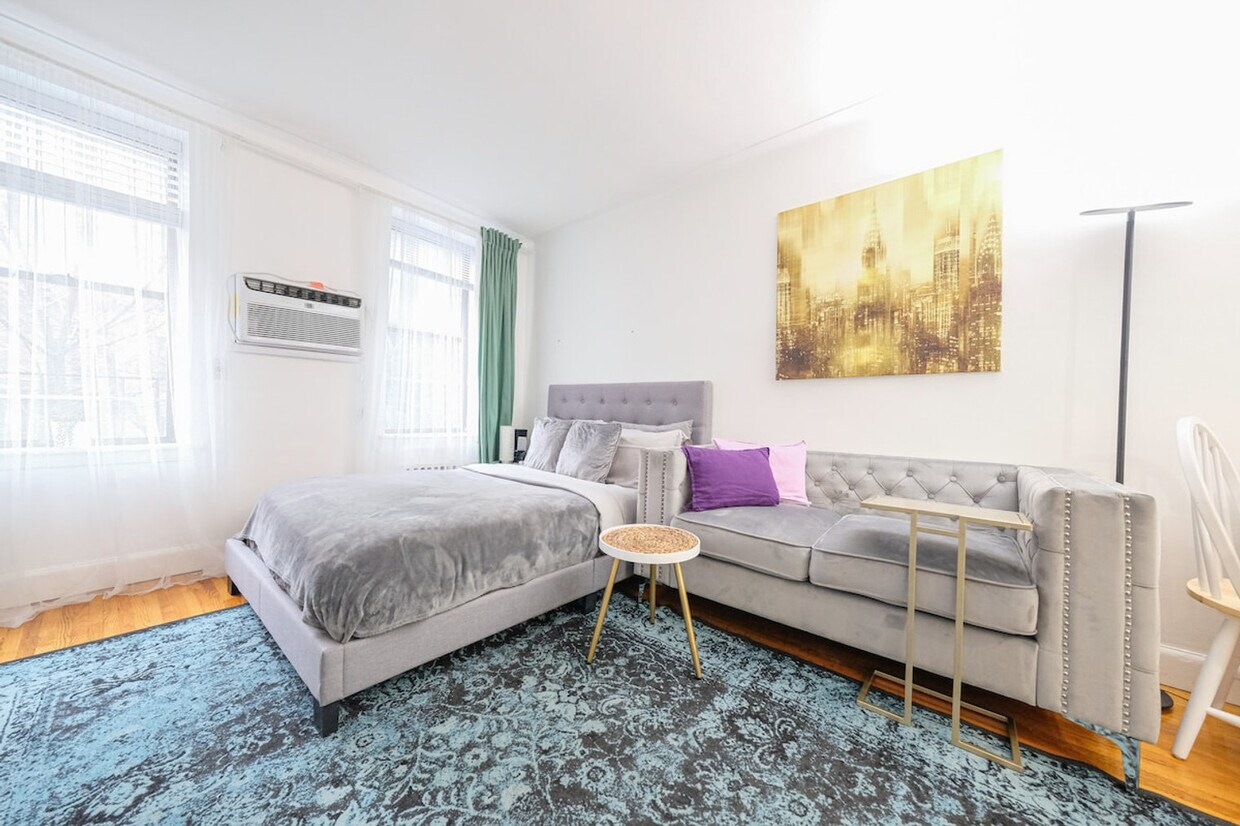 Foto principal - 328 E 74th St