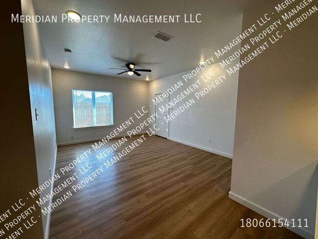 Building Photo - Three bed, Three bath Near TTU