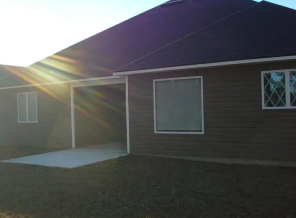 Foto del edificio - Spacious 4-Bedroom Home with Fenced Yard N...
