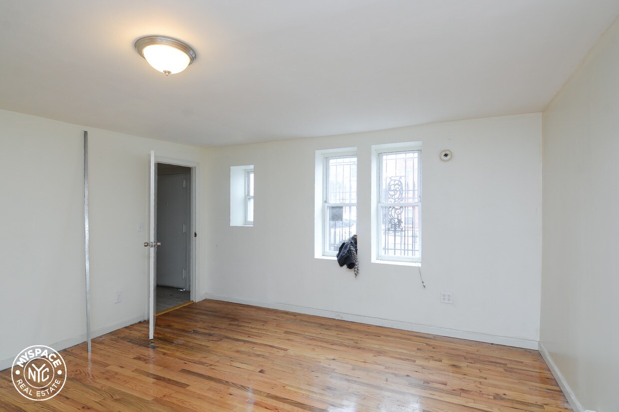 Primary Photo - 107 Albany Ave