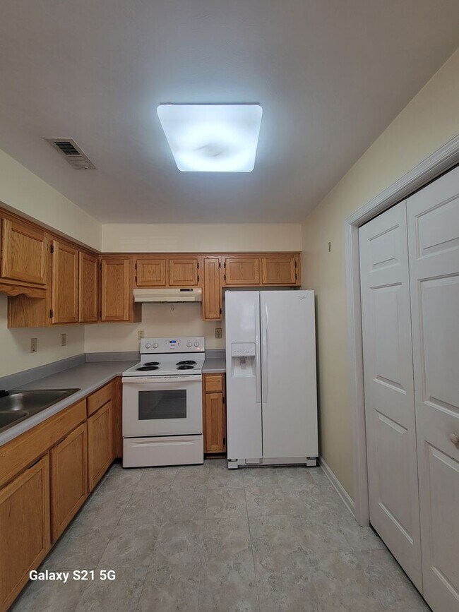 Foto del edificio - 3 bedroom, 2 bathroom townhouse in Western Branch