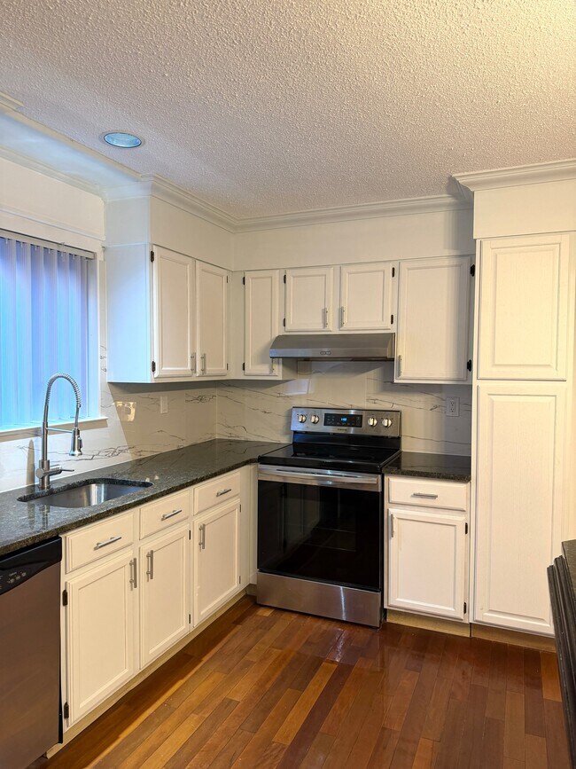 Foto del edificio - 703 Meadow Woods Ln